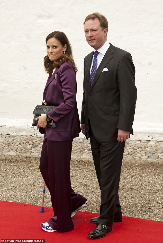 تم منع غوستاف وكارينا من الزواج نتيجة بند قانوني وضعه جد الملك الأمير غوستاف ألبريشت، لكنهما تمكنا من قلب القاعدة وعقدا قرانهما في عام 2022.