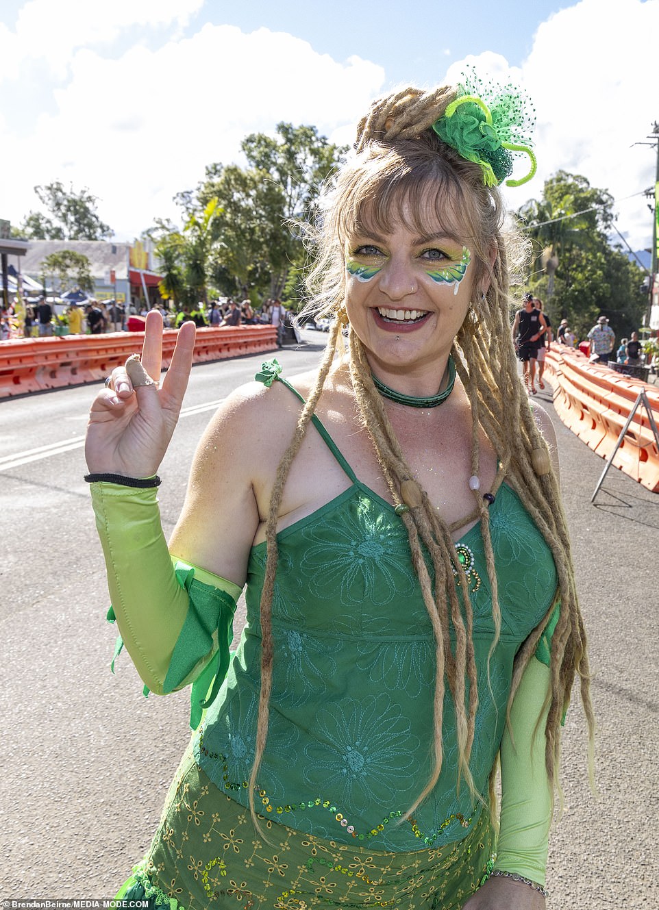 واستعرض الحاضرون في المهرجان ملابسهم الملونة أثناء سيرهم عبر عاصمة الأعشاب الأسترالية