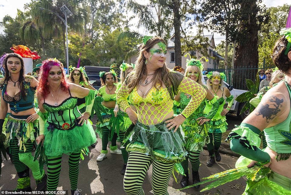 كان المحتفلون يرتدون ملابس غريبة الأطوار، حيث ارتدى العديد منهم ألوانًا خضراء زاهية مزخرفة بزخارف أوراق الماريجوانا.