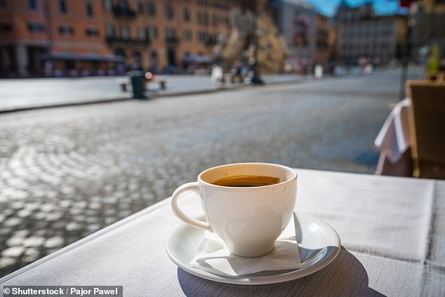 تكتب هيلينا أنه لا يوجد إيطالي يحترم نفسه يطلب قهوة بالحليب بعد منتصف النهار