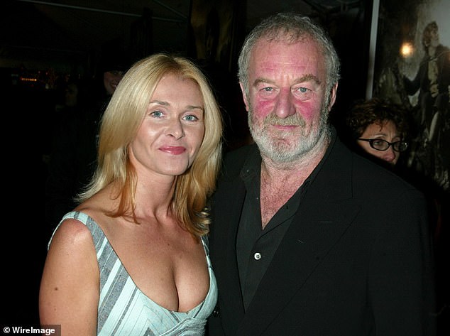 برنارد في الصورة مع زوجته ماريانا هيل في العرض الأول لفيلم سيد الخواتم: البرجان في عام 2002