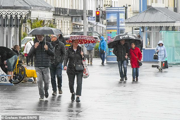 على الرغم من الطقس المشمس في شمال إنجلترا، قد يشعر الجنوب بخيبة أمل بسبب الأمطار الغزيرة والعواصف الرعدية في فترة ما بعد الظهر