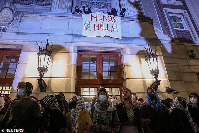 قام المتظاهرون بربط أذرعهم خارج قاعة هاميلتون لتحصين الطلاب داخل مبنى جامعة كولومبيا في 30 أبريل
