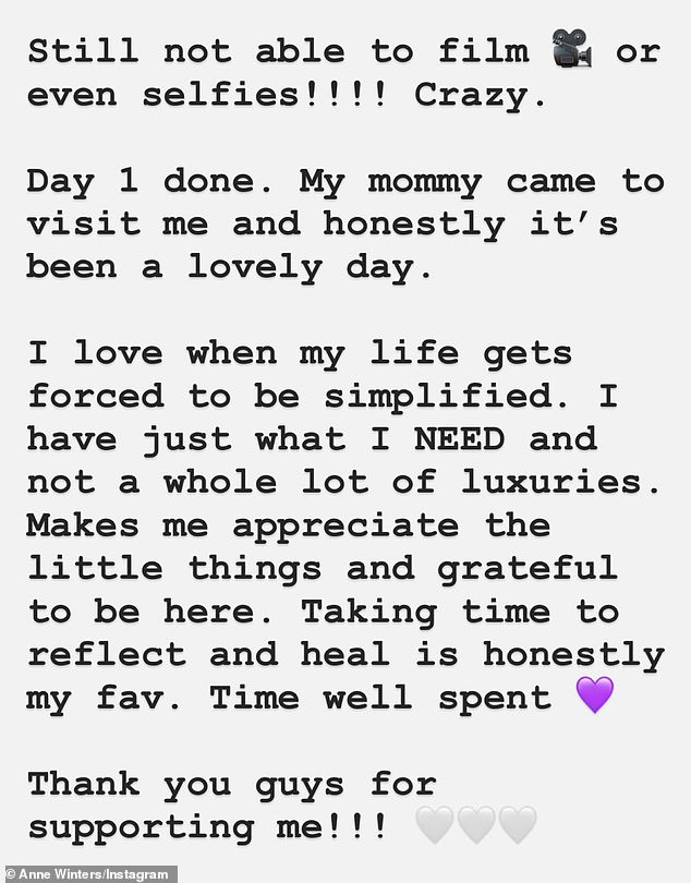 شاركت وينترز تحديثًا آخر على Instagram Story يوم الأحد وكتبت أنها سعيدة لأنها تمكنت من التراجع عن حياتها المنزلية والتركيز على رفاهتها.
