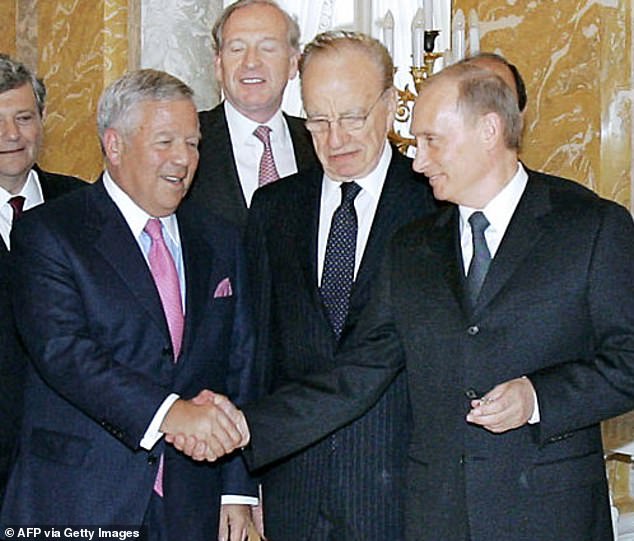 في هذه الصورة التي تظهر كرافت وهو يصافح بوتين، يمسك الزعيم بالخاتم في يده الأخرى