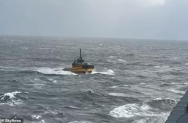 تم تصوير سفينة شوهدت من Pacific Adventure أثناء البحث عن راكب مفقود