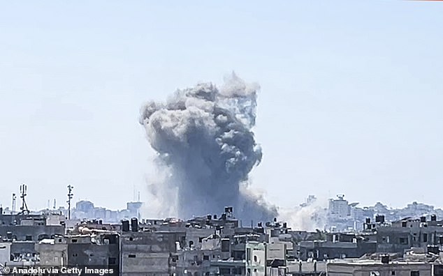 دخان يتصاعد بعد غارة جوية إسرائيلية في 14 أبريل