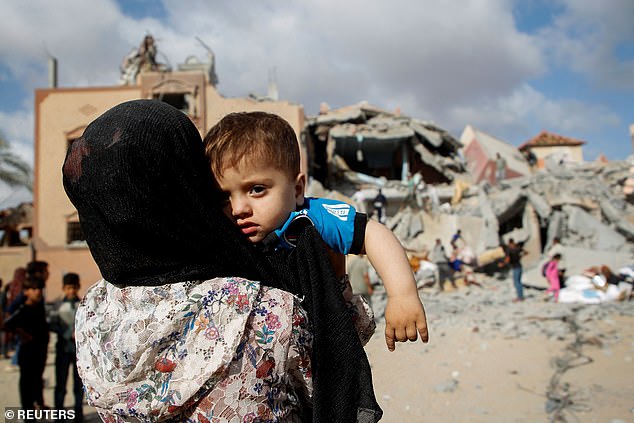 طفل فلسطيني ينظر إلى موقع غارة إسرائيلية على منزل، وسط الصراع المستمر بين إسرائيل وحماس