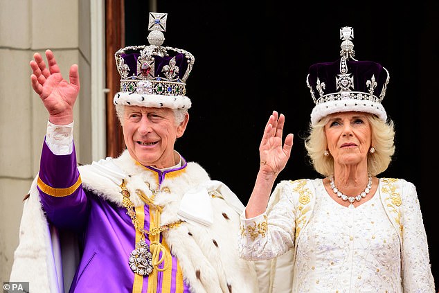 الملك تشارلز الثالث والملكة كاميلا في قصر باكنغهام بعد التتويج في 6 مايو 2023