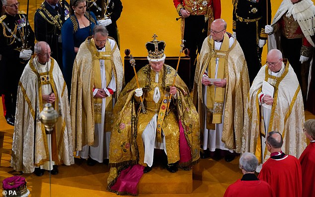 الملك تشارلز الثالث يتسلم تاج القديس إدوارد أثناء تتويجه في 6 مايو 2023