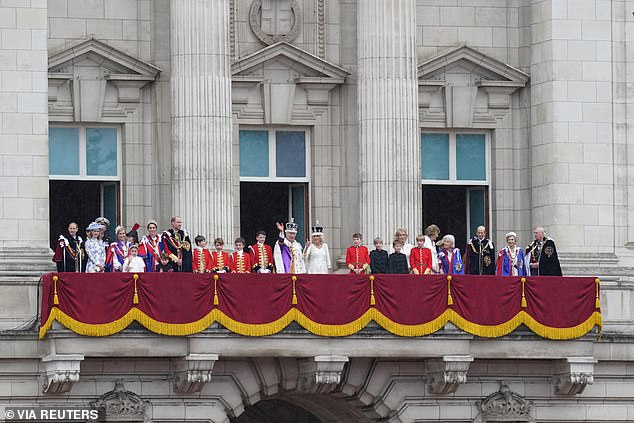 أفراد العائلة المالكة في قصر باكنغهام بعد التتويج في 6 مايو 2023