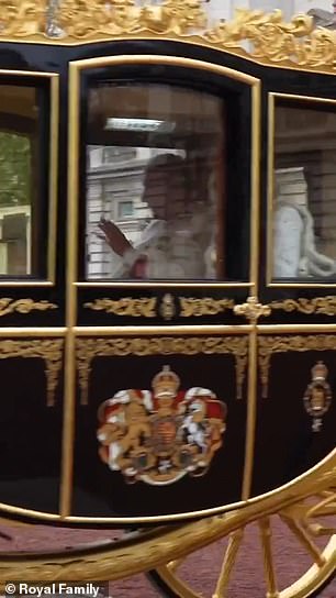 مقتطفات من فيديو تتويج العائلة المالكة