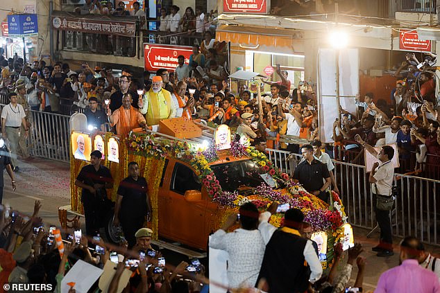 رئيس الوزراء الهندي ناريندرا مودي ورئيس وزراء ولاية أوتار براديش، يوغي أديتياناث يركبان سيارة، بينما كان رد فعل أنصار حزب بهاراتيا جاناتا (BJP)