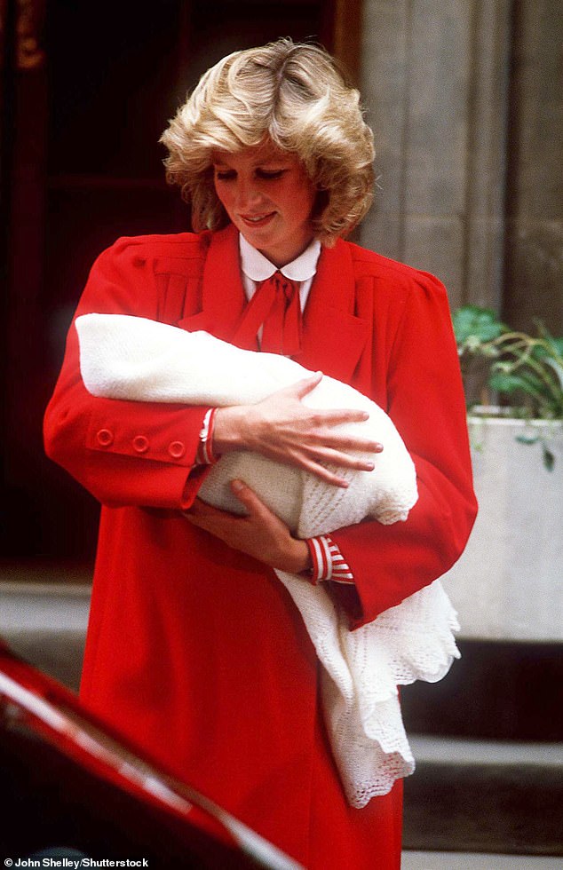 الأميرة ديانا ترتدي معطفًا قرمزيًا وتحمل مولودها الجديد الأمير هاري أثناء مغادرتها مستشفى سانت ماري