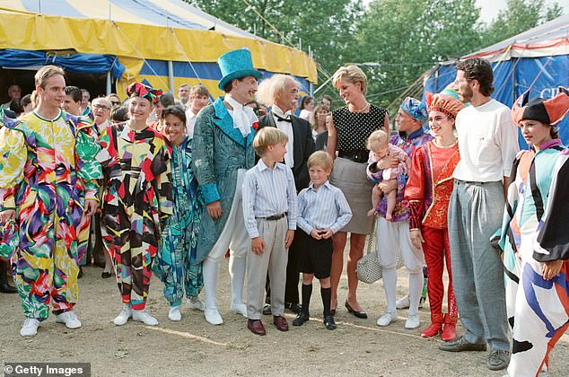 الأمير هاري مع شقيقه الأمير ويليام والأم الأميرة ديانا يستمتعان بيوم في سيرك دو سوليه، أغسطس 1990