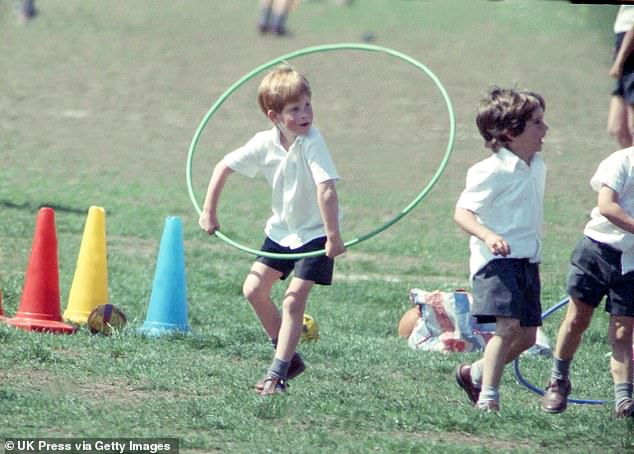 الأمير هاري البالغ من العمر خمس سنوات يشارك في درس رياضي في مدرسة ويذربي في ريتشموند، 2 مايو 1990