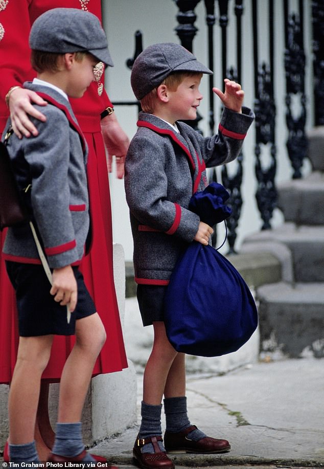 في 15 سبتمبر 1989، بلغ الأمير هاري الخامسة من عمره بعد أيام فقط من دخوله مدرسة ويذربي الإعدادية في نوتنج هيل، غرب لندن.  أعلاه: هاري مع شقيقه الأمير ويليام وأمه الأميرة ديانا في يومه الأول في ويذربي