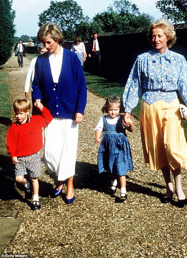 ديانا، أميرة ويلز وابنها الأمير هاري، يسيران مع والدتها فرانسيس شاند كيد وابنة أختها إليانور فيلوز في بروفة زفاف شقيقها تشارلز سبنسر، وفيكونت ألثورب، وفيكتوريا لوكوود في كنيسة سانت ماري في 15 سبتمبر 1989.