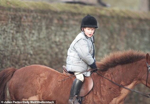 الأمير هاري يركب مهرًا في يناير 1990. وكان الشاب الملكي في ذلك الوقت يبلغ من العمر خمس سنوات