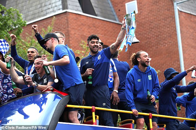 قام ماسيمو لونغو برفع كأس الوصيف في الهواء بينما كان اللاعبون يحتفلون بنجاحهم