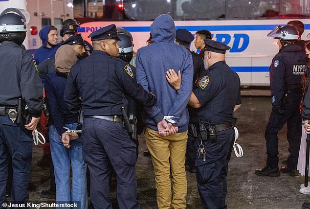 تم القبض على شخص في 30 أبريل خلال عملية شرطة نيويورك لاستعادة هاملتون هول