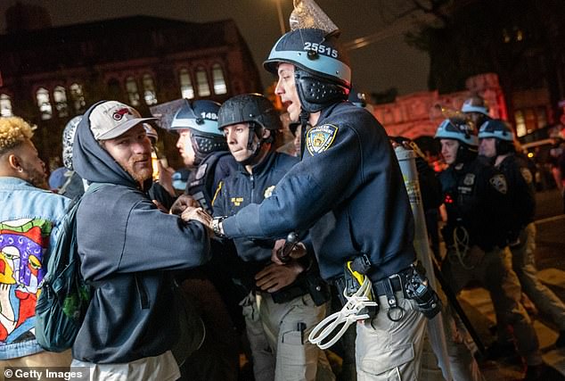 المؤيدون المؤيدون للفلسطينيين يواجهون الشرطة أثناء المظاهرات في كلية مدينة نيويورك (CUNY) بينما تقوم شرطة نيويورك بقمع معسكرات الاحتجاج في كل من جامعة كولومبيا وCCNY في 30 أبريل 2024 في مدينة نيويورك