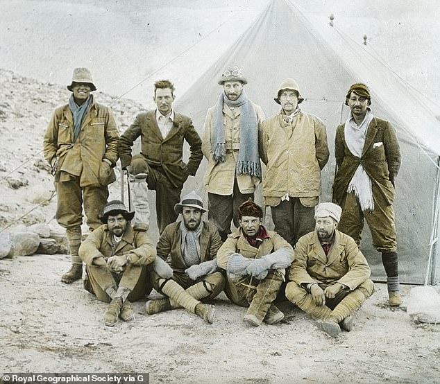 أعضاء بعثة جبل إيفرست عام 1924 في المعسكر.  ساندي إيرفين (أعلى اليسار) تقف بجوار جورج مالوري.  هوارد سومرفيل (الصف الأمامي، الثاني من اليمين)