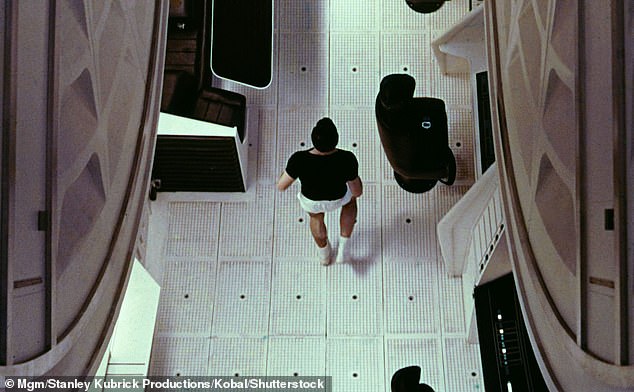 تمامًا كما حدث في عام 2001: رحلة فضائية (في الصورة)، يمكن لرواد الفضاء المستقبليين الركض على جدران مناطق معيشتهم للحفاظ على صحتهم في الفضاء