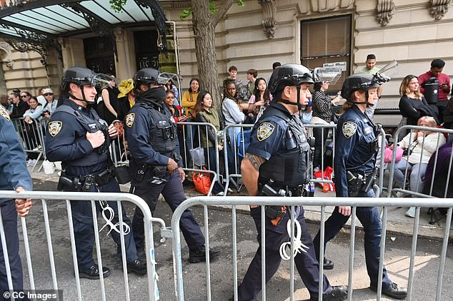 شوهد ضباط شرطة نيويورك خارج حفل Met Gala لعام 2024 وهم يستعدون لأي اضطراب
