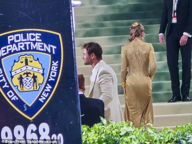الممثل كريس هيمسوورث وزوجته يقومان بدخول كبير تحت حراسة مشددة من قسم شرطة نيويورك في حفل Met Gala في مدينة نيويورك