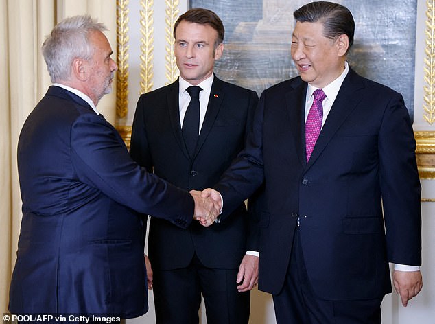 زار الرئيس الصيني فرنسا في إطار زيارة دولة تستغرق يومين.  ومن المقرر الآن أن يتوجه إلى صربيا والمجر (في الصورة LR: المخرج الفرنسي لوك بيسون، إيمانويل ماكرون، شي جين بينغ)