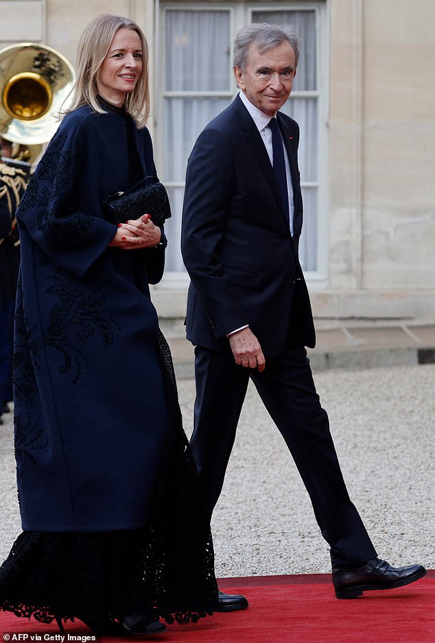 وكان من بين الضيوف أيضًا الرئيس التنفيذي لشركة Dior Delhpine Arnault (في الصورة، على اليسار) الذي حضر مع والدها الرئيس التنفيذي لشركة LVMH برنارد أرنو (في الصورة، على اليمين).