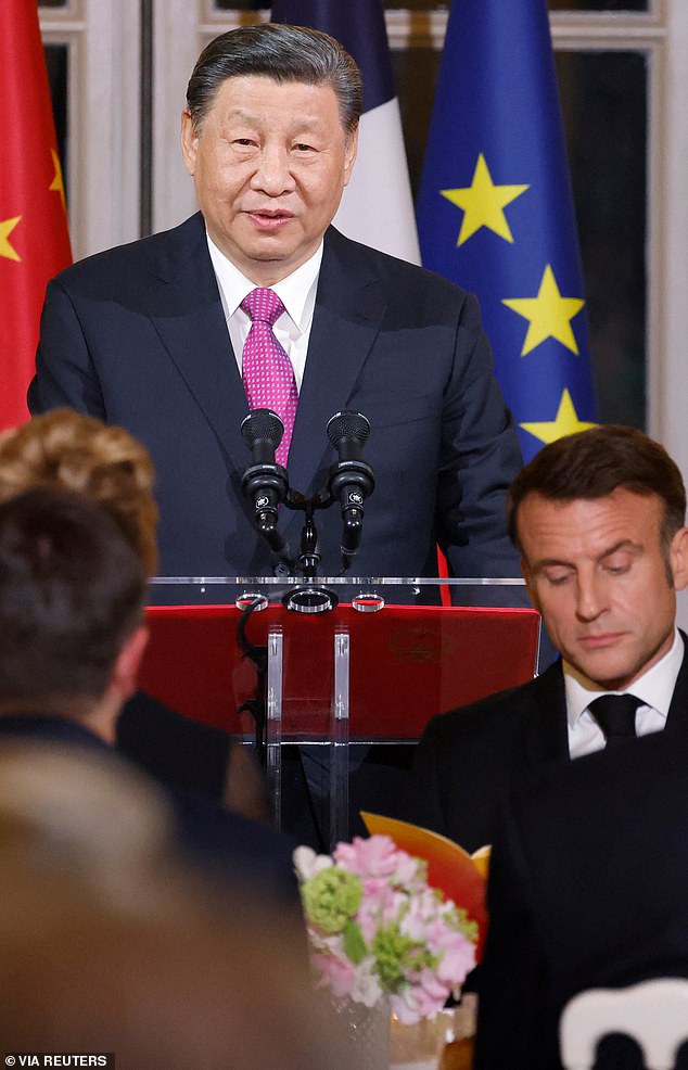 الرئيس الصيني شي جين بينغ (في الصورة) يتحدث خلال نخب العشاء الرسمي في قصر الإليزيه في باريس