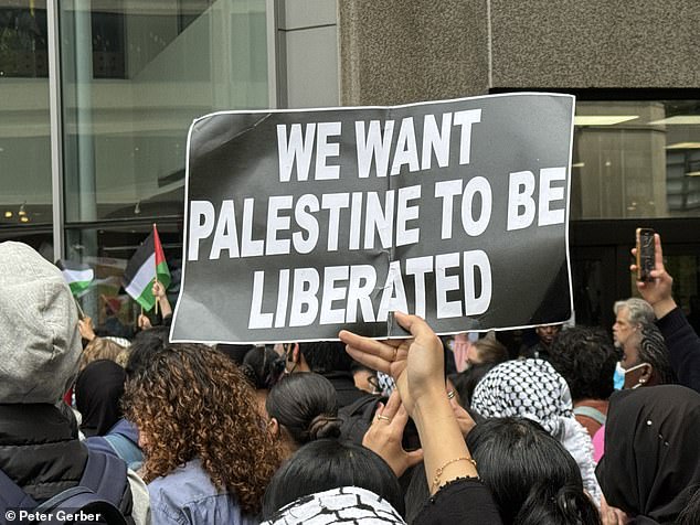 وكانت رسالة المتظاهرين واضحة حيث دعوا إلى إنهاء الحرب في غزة