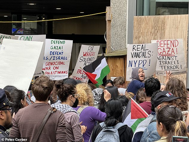 تجمع مئات المتظاهرين المؤيدين للفلسطينيين مساء الاثنين في كلية هانتر في مانهاتن، على بعد ميل واحد فقط من حفل Met Gala 2024 المرصع بالنجوم.