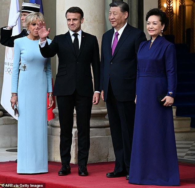 الزوجان الرئاسيان الفرنسي والصيني يلتقطان الصور الفوتوغرافية قبل العشاء الرسمي في باريس (في الصورة من LR: بريجيت ماكرون، إيمانويل ماكرون، شي جين بينغ، بنغ ليوان)