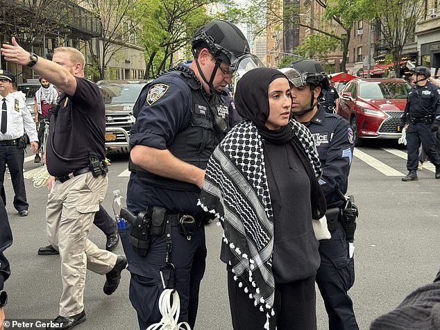 تم وضع امرأة ترتدي الكوفية قيد الاعتقال من قبل شرطة نيويورك