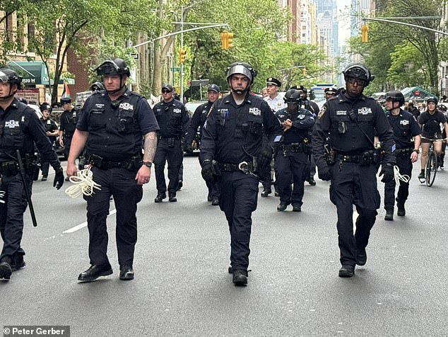 قوبل المتظاهرون برد سريع من شرطة نيويورك الذين كانوا يستعدون لهم