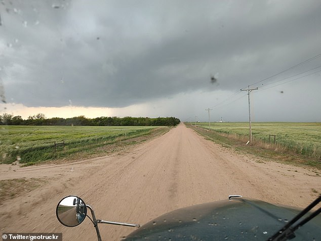 استقرت السحب الداكنة فوق ولاية تكساس، حيث تتوقع هيئة الأرصاد الجوية الوطنية هطول حبات برد كبيرة وعواصف معزولة بسرعة تصل إلى 75 ميلاً في الساعة
