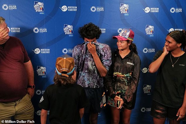 كان كيجان باين (في الصورة في الوسط) وعائلته عاطفيين بعد الفوز الضخم الذي غير حياتهم.  قال الفنان إنه يستحق جائزته ويعتقد أنه سيكون 