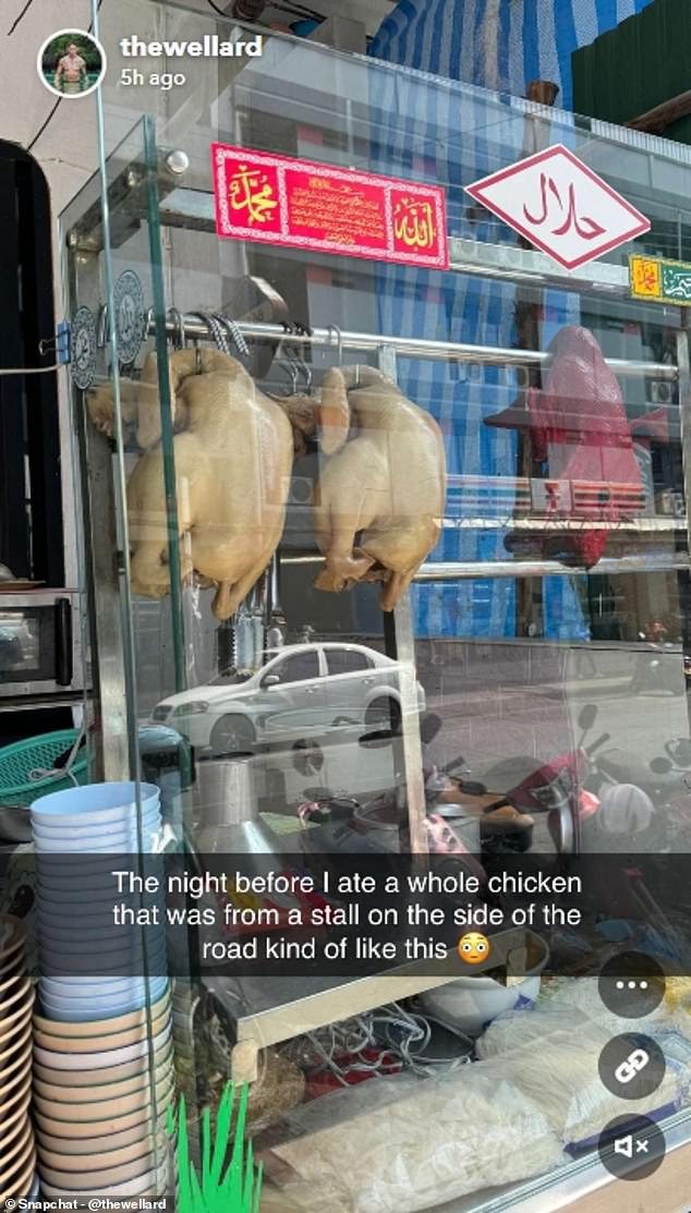 عرض ويلر صورة لمطعم لم يذكر اسمه يحتوي على دجاجات كاملة كبيرة على أسياخ معروضة في النافذة مع ملصق "حلال" مرفقًا بها