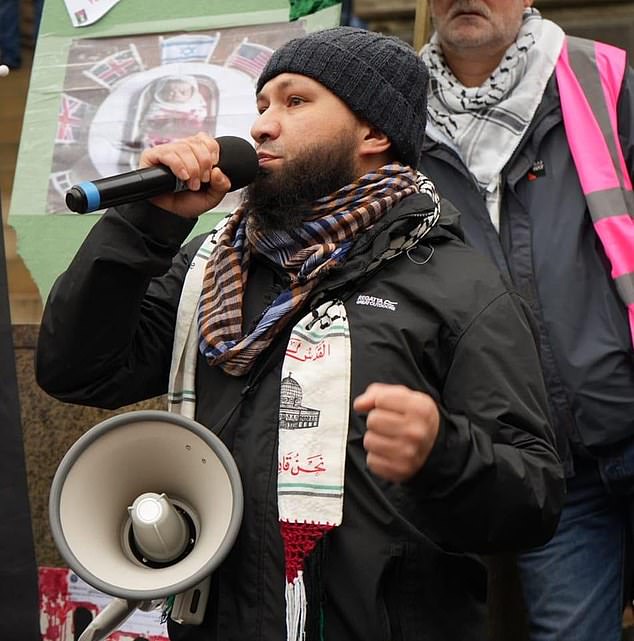 ويواجه عضو المجلس الأخضر الذي يتعرض لانتقادات شديدة مطالب بإيقافه عن العمل بعد أن زعم ​​أن حماس 
