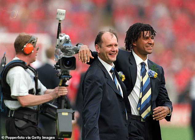 شوهد ويليامز مع مدرب تشيلسي رود خوليت بعد فوزهم بنهائي كأس الاتحاد الإنجليزي عام 1997