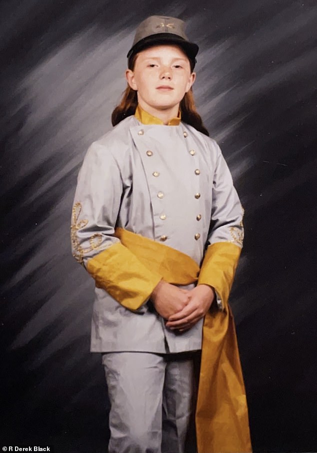 يرتدي ديريك زي الكونفدرالية في عيد الهالوين - وقد قامت والدتهم بخياطة الزي