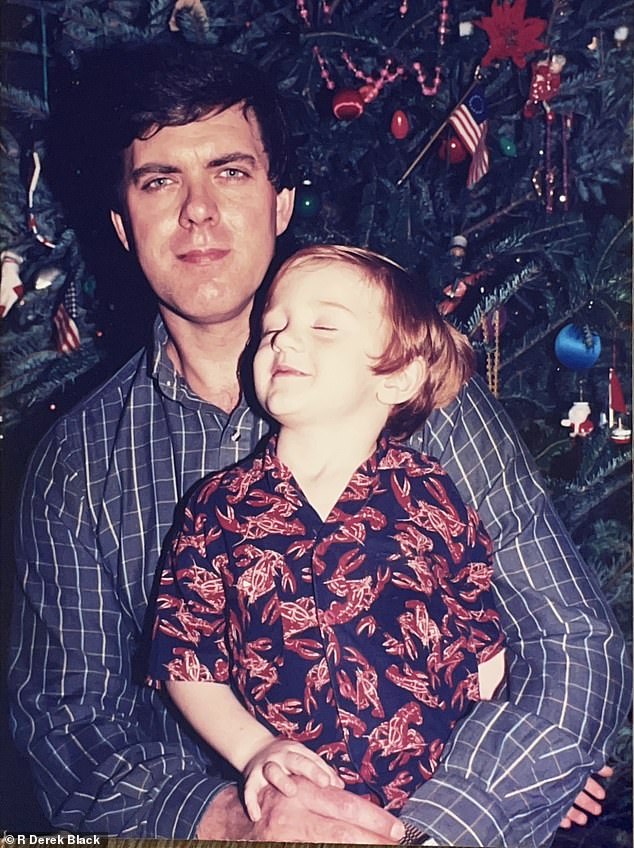 آر ديريك مع والدهما، KKK Grand Wizard Don Black، في عيد الميلاد، وكان عمره حوالي أربعة أو خمسة أعوام