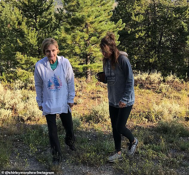 تم التقاط الصور المكتشفة أثناء زيارة حماتها وأخت زوجها كيلي جيلن (يسار) قبل عامين تقريبًا من اختفاء سوزان في عيد الأم 2020