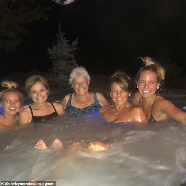 وشوهدت الأم المقتولة مع حماتها وأخت زوجها وابنتيها في حوض الاستحمام الساخن، في صورة على مواقع التواصل الاجتماعي.