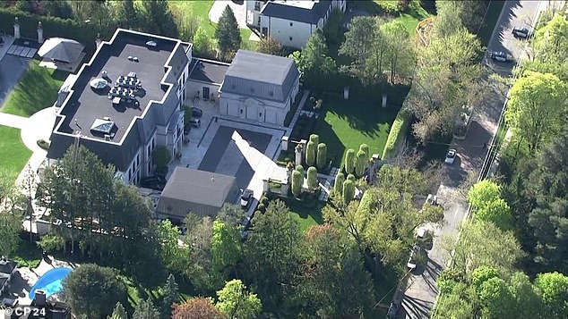 قام دريك ببناء منزل تورنتو (في الصورة) في عام 2015 مقابل 100 مليون دولار