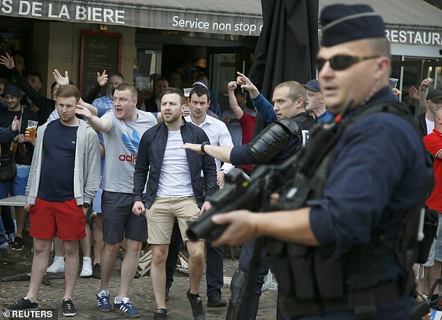 وسبق أن اشتبكت جماهير إنجلترا مع الشرطة الفرنسية خلال مشاهد عنف في البطولة التي أقيمت في فرنسا قبل ثماني سنوات