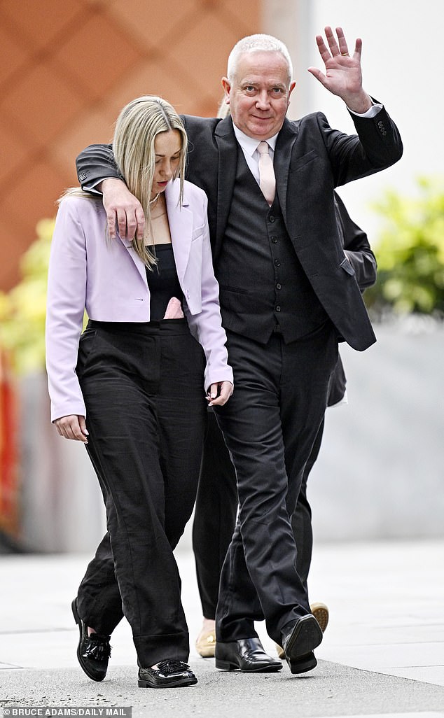 تم تصوير جوينز خارج محكمة التاج في مانشستر إلى جانب والدها بعد اتهامه بتهمتين تتعلقان بالنشاط الجنسي مع طفل